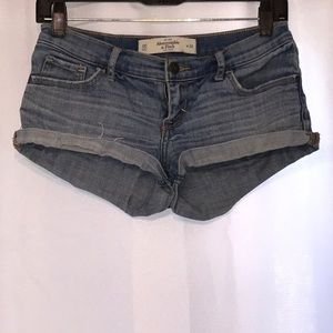 ABERCROMBIE & FITCH- SHORTS/ LIGHT WASH